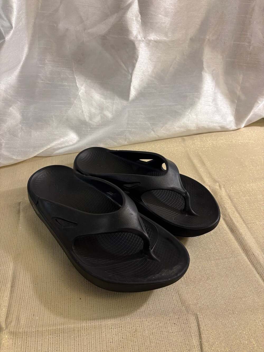 OOFOS OOriginal Thong Flip Flops Size W10 M8 Black Recovery Sandals